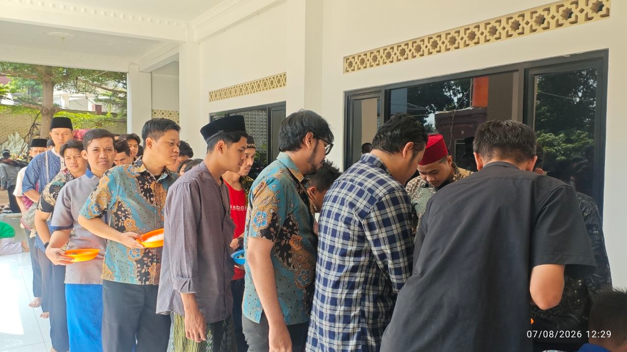 Jumat Berkah Kembali Hadir di Masjid Pesantren Al Hilal, Sajikan Bakso Gratis untuk Jamaah