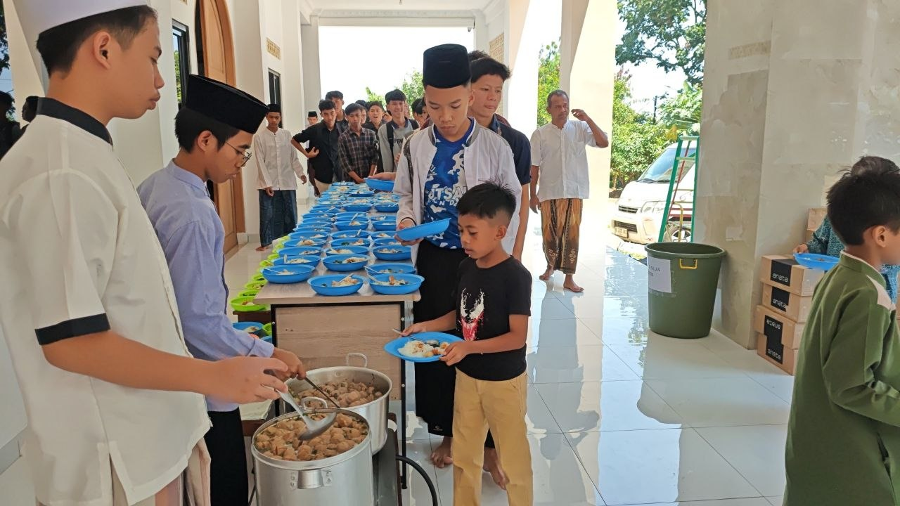 Jumat Berkah di Masjid Pesantren Al Hilal Cibiru, Bakso Gratis Hadir Untuk Jamaah