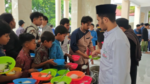 Usai Jumatan, Jamaah Masjid Pesantren Al Hilal Nikmati Hidangan Bakso Gratis